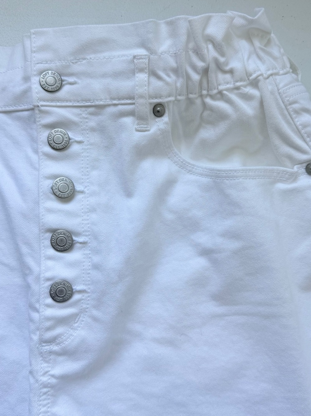 LOFT Extra High Rise
White Jean Shorts Button Fly
Elastic Waist Sz 12 NWT - Picture 4 of 8
